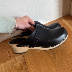 Swedish Hasbeens from free people Anthropologie Black low clogs size 39